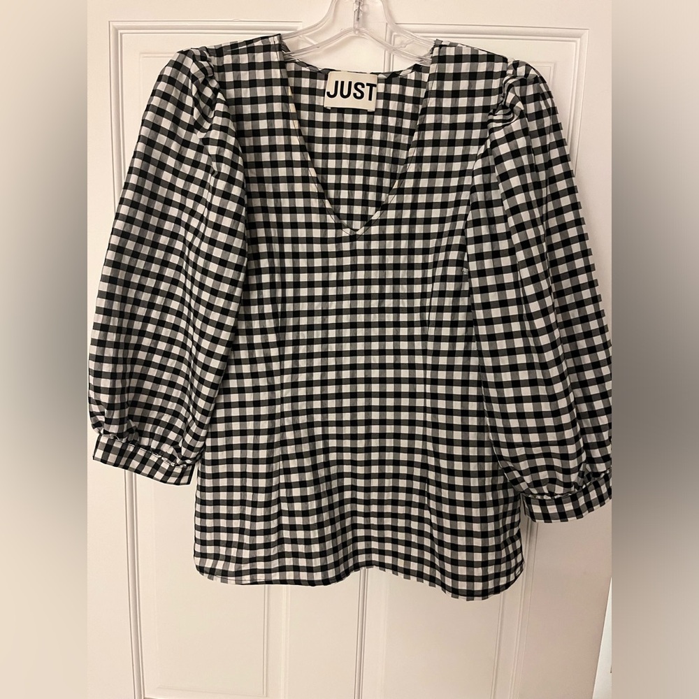 JUST black & white gingham seersucker, puffy 3/4" sleeve, v-neck top size Small